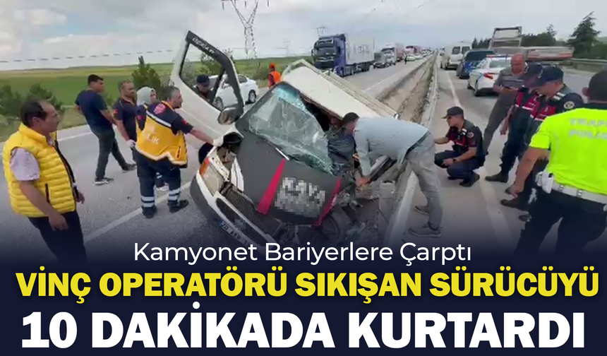 Afyon'da Kamyonet Bariyerlere Çarptı: Vinç Operatörü Sıkışan Sürücüyü 10 Dakikada Kurtardı