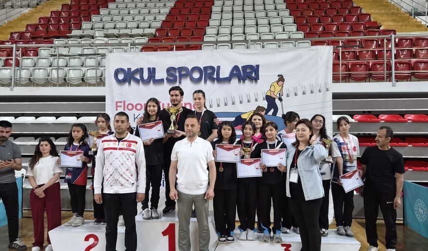 Yunus Emre Ortaokulu'ndan Türkiye Üçüncülüğü: Floor Curling'de Büyük Başarı