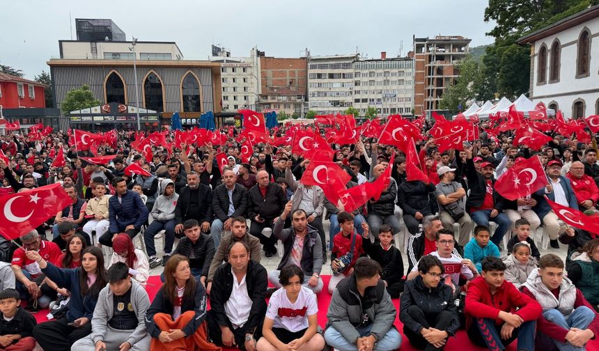 Afyon Zafer Meydanı’nda milli maç coşkusu: Çay, çorba ve sucuk ekmekle maç keyfi