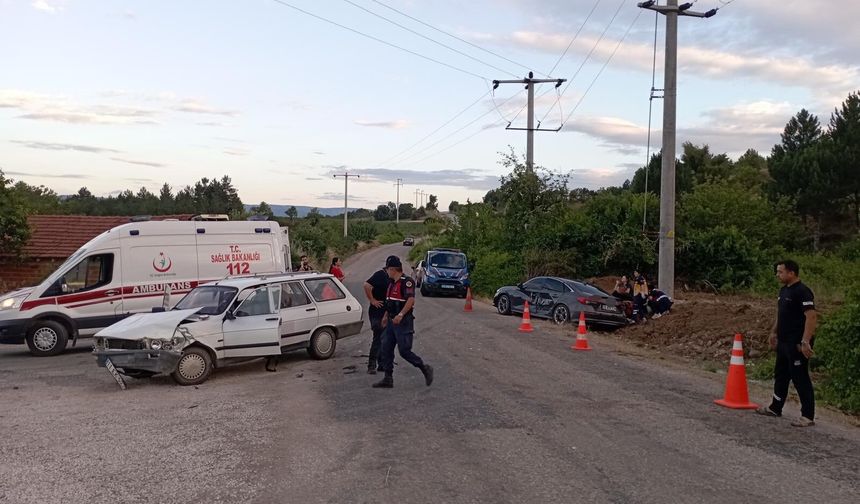 Yenipazar’da İki Otomobil Çarpıştı: 10 Yaralı
