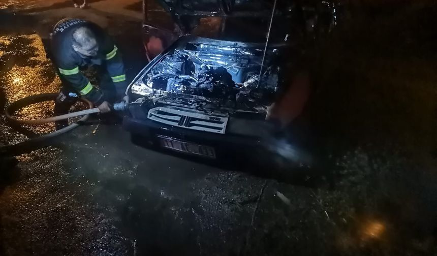 Afyon Sandıklı'da park halindeki otomobil bir anda alev aldı!