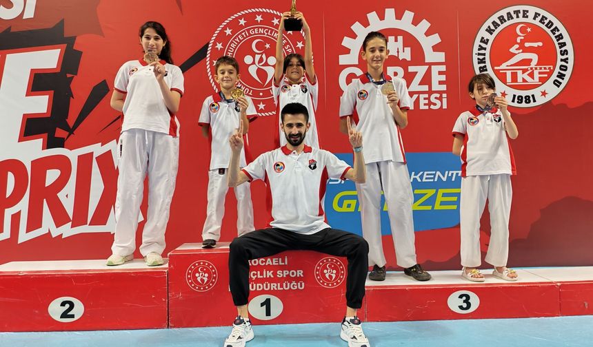 Afyonlu karatecilerden Kocaeli'de madalya yağmuru