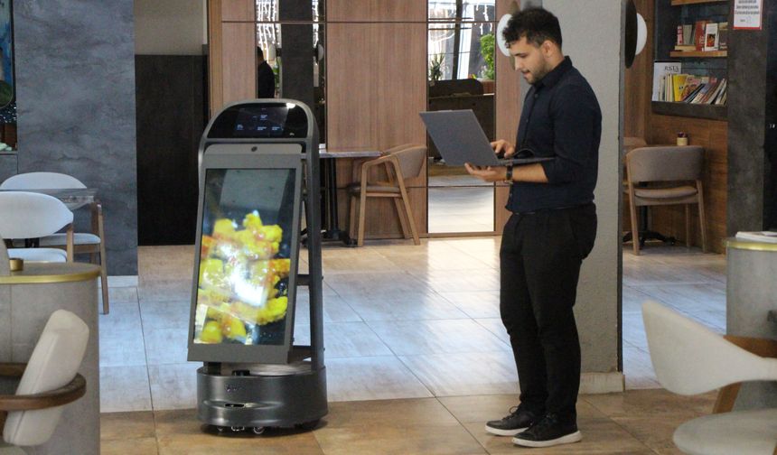 Amasya'da 'Gayretli' Adlı Garson Robot Merdivenlerden Düştü: Restorandan 3 Gün İzin Verildi