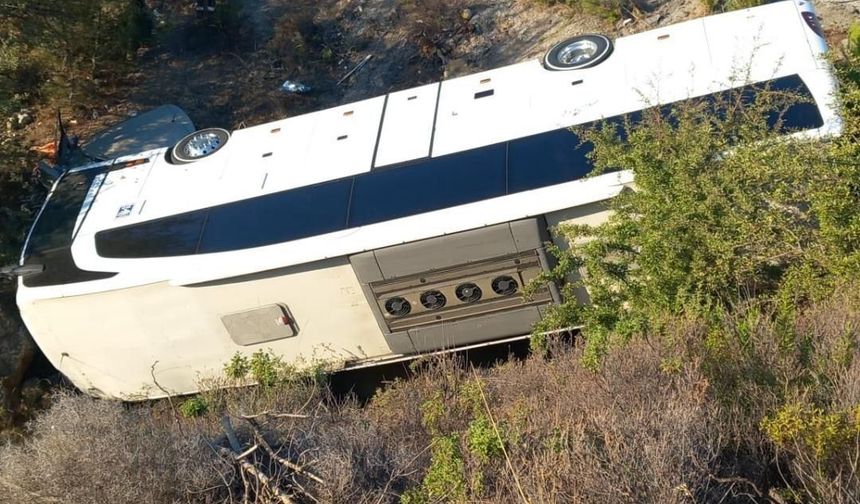 İzmir’de otobüs ile otomobil şarampole devrildi: 2 can kaybı