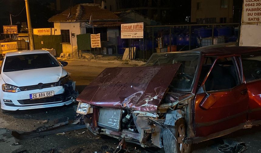 Eskişehir’de iki otomobil kafa kafaya çarpıştı: Araçlar hasar gördü