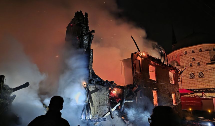 Kütahya’da gece çıkan yangında ahşap ev ve samanlık kül oldu
