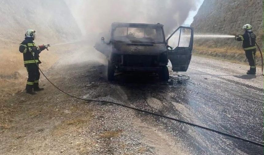 Denizli’de kamyonet yangınında bir yıllık emek 15 dakikada kül oldu