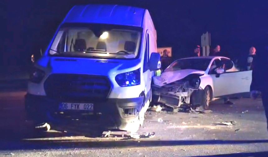 Hisarcık’ta gece yarısı kaza: Otomobil minibüse çarptı, 3 kişi yaralandı