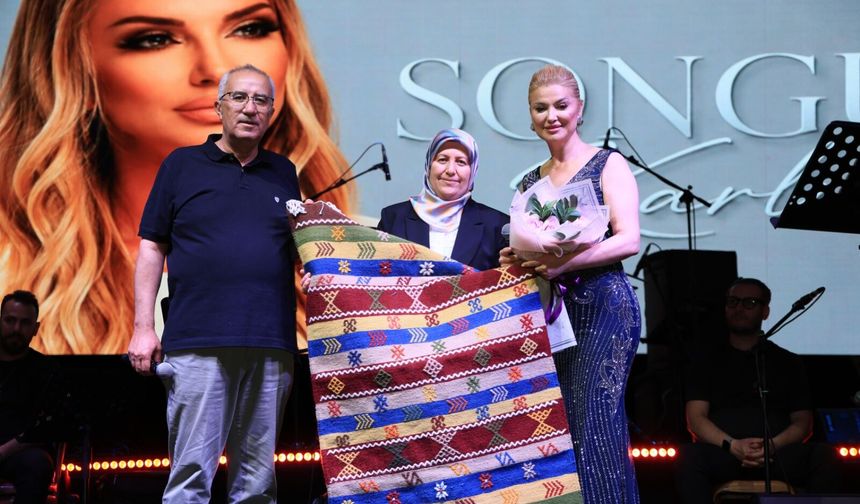 Çameli Festivali'nde Songül Karlı Vatandaşların Arasına Karıştı: Konserde Samimi Anlar Yaşandı