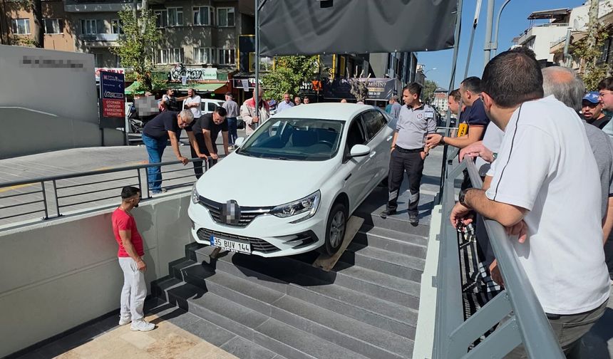 Kütahya’da ilginç kaza: Otomobil merdivende asılı kaldı