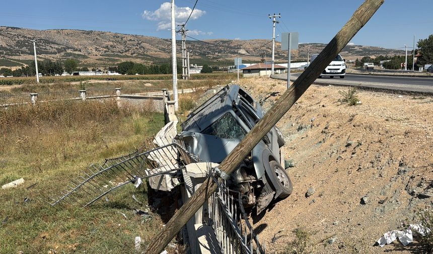 Eskişehir’de korkutan kaza: Araç refüje devrildi