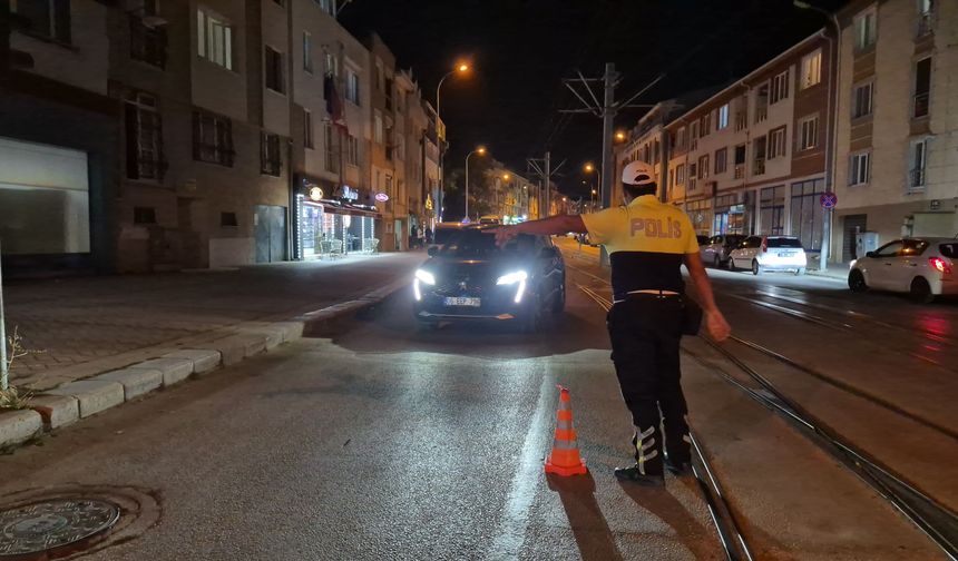 Polisten gece uygulaması: Kurallara uymayan 10 sürücüye ceza