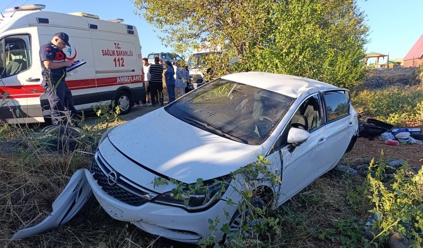 Uşak’ta feci kaza: Otomobil tarlaya devrildi, 6 kişi yaralandı
