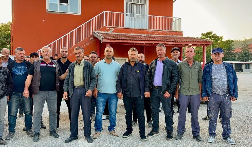 Afyon’da taşımalı eğitim krizi: 75-80 öğrenci servissiz kaldı, veliler köy meydanında toplandı!