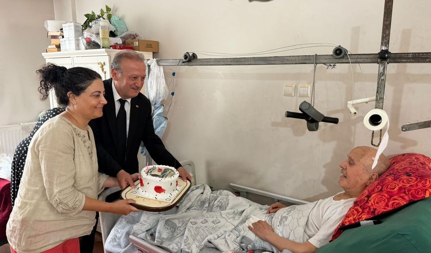 Merkezefendi Kaymakamı'ndan Kıbrıs Gazisine Doğum Günü Sürprizi: "Vatan Millet Sağ Olsun"