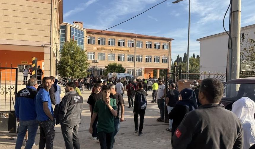 Manisa'da veliler okula akın etti: Okul önünde büyük panik