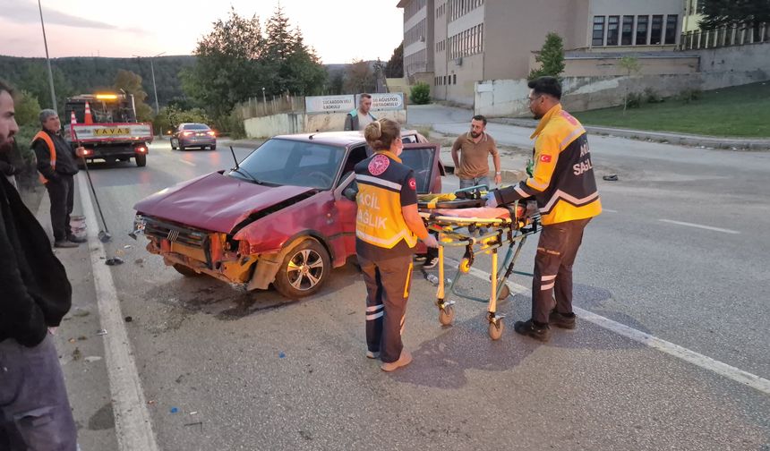Eskişehir’de kontrolden çıkan otomobil direğe çarptı