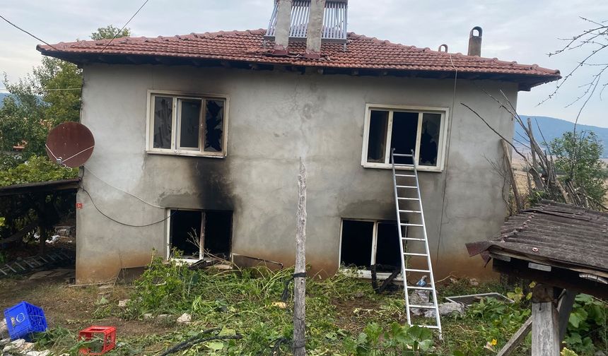 Ahşap Evde Yangın: Baba ve Kızı Hayatını Kaybetti