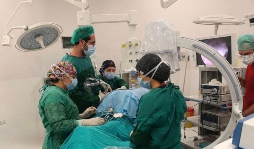Dinar Devlet Hastanesi'nde ilk kez: Büyük böbrek taşları kapalı cerrahiyle çıkarıldı