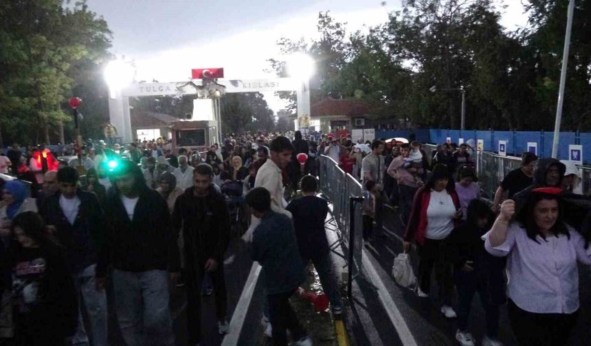 Türk Yıldızları'nın Gösterisi İçin Malatyalılar Yağmura Rağmen Alana Akın Etti