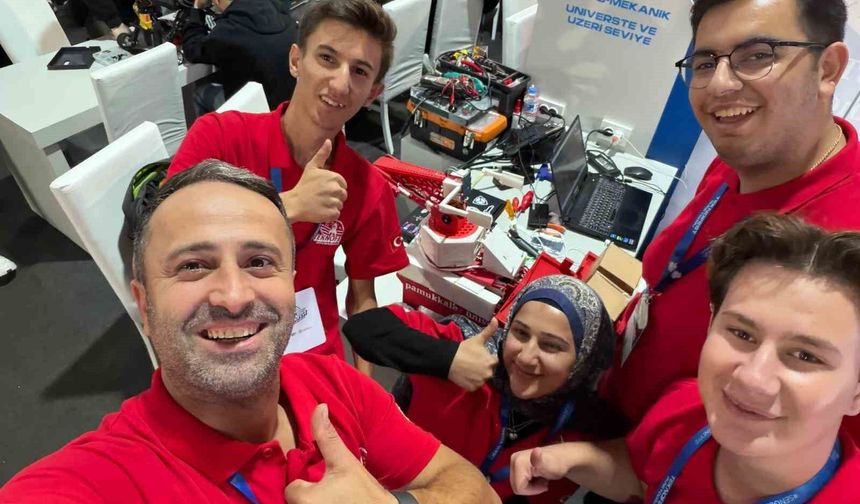 Çivril'in Gençleri TEKNOFEST 2026'da Finale Kaldı: "Akıllı Şehir Teslimat Sistemi" Büyük İlgi Gördü