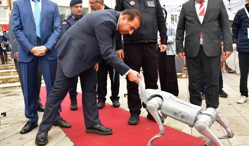 Alaşehir'de 2. Bilim Şenliği Başladı: Robot Köpek Logi İlgi Odağı Oldu