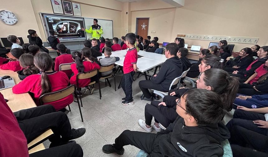 Afyon'da jandarma 7 ilçede öğrencilerle buluştu! İşte eğitim verilen kişi sayısı