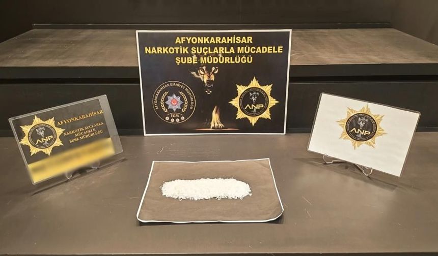 Afyon'da polis otomobili durdurdu: 44 gram uyuşturucu, 3 tutuklama