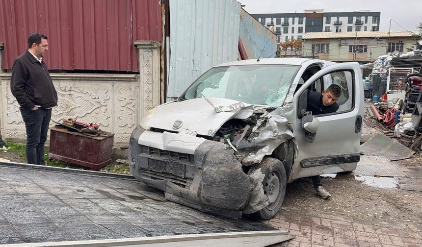 Afyonkarahisar'da vinç dehşeti! Çarptığı hafif ticari araç hurdaya döndü