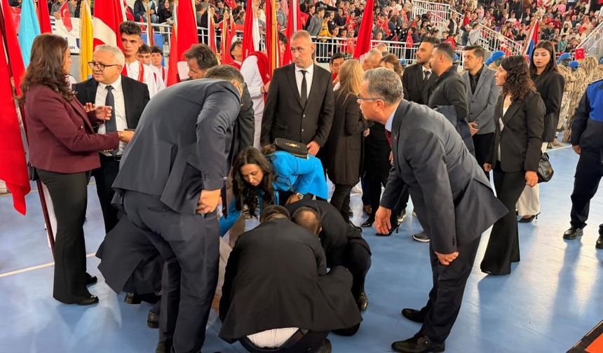Afyonkarahisar'da 29 Ekim töreninde bayılan öğrenciye ilk müdahale protokolden geldi