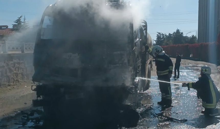 Afyon'da faciaya ramak kaldı! Akaryakıt tankerli kamyon alev aldı