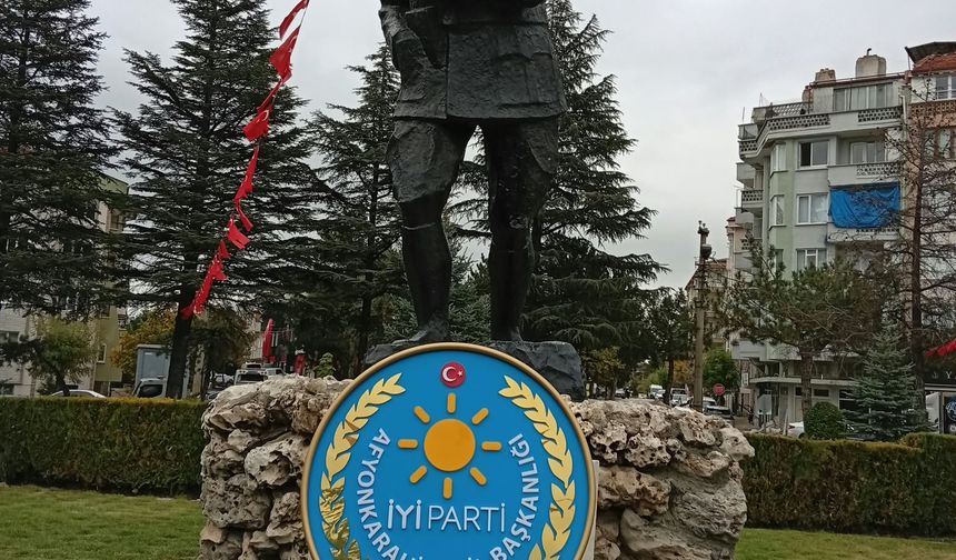 İYİ Parti Afyon Atatürk Anıtı’na çelenk sundu: “Türk milletinin bağımsızlık iradesinin en büyük eseri”